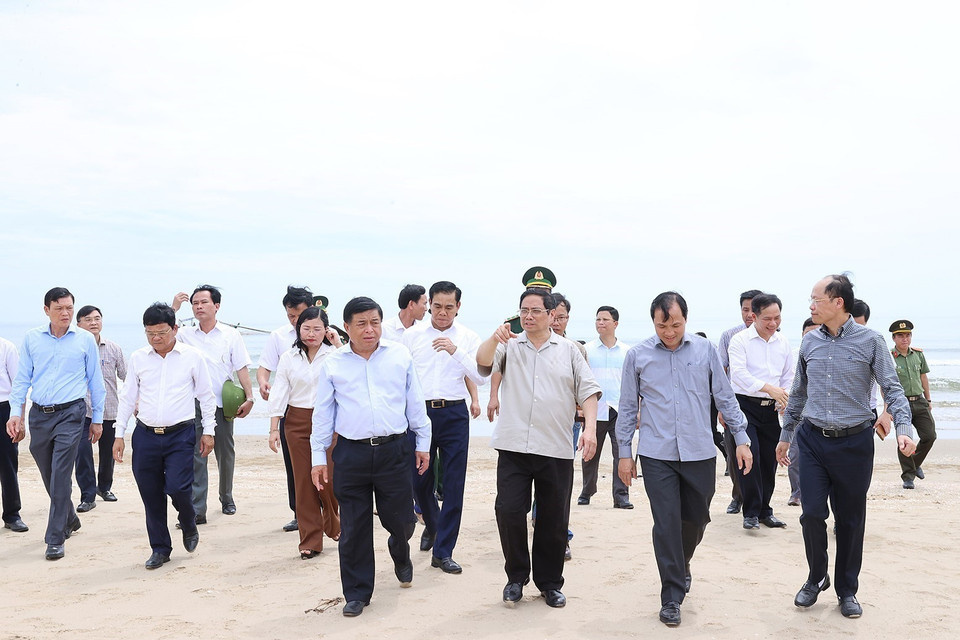 Thủ tướng Phạm Minh Chính khảo sát khu vực bãi biển Thạch Hà. (Ảnh: Dương Giang/TTXVN)