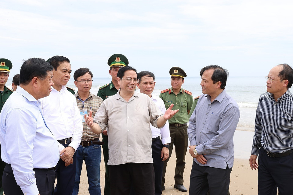 Thủ tướng Phạm Minh Chính trao đổi sau khi khảo sát khu vực bãi biển Thạch Hà. (Ảnh: Dương Giang/TTXVN)