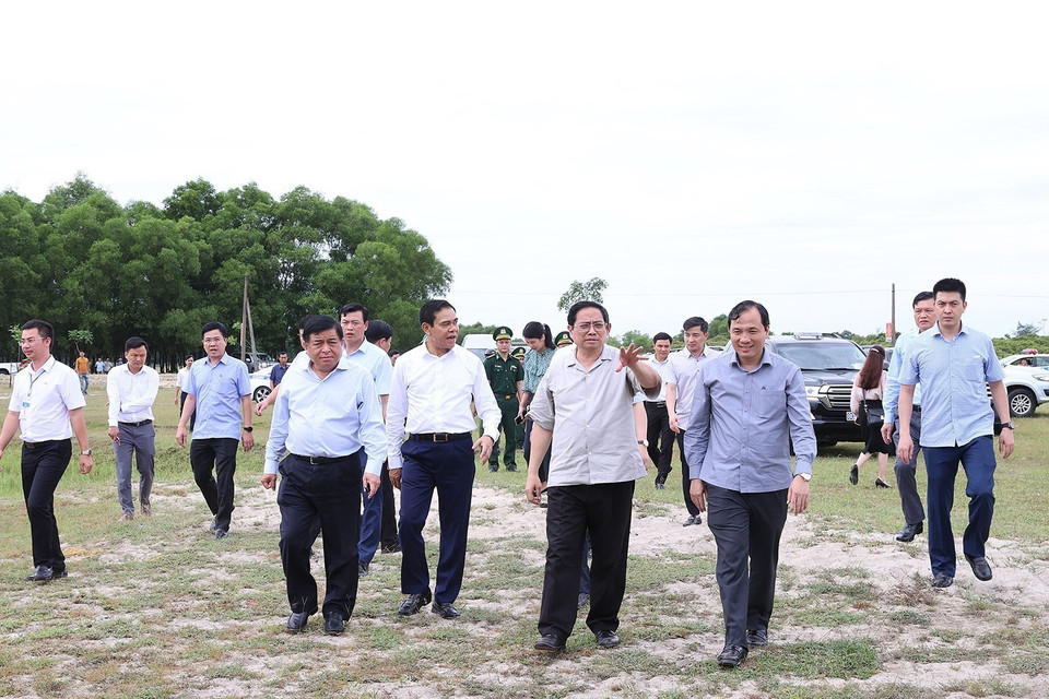 Thủ tướng Phạm Minh Chính và đoàn công tác khảo sát thực trạng mỏ sắt Thạch Khê. (Ảnh: Dương Giang/TTXVN)