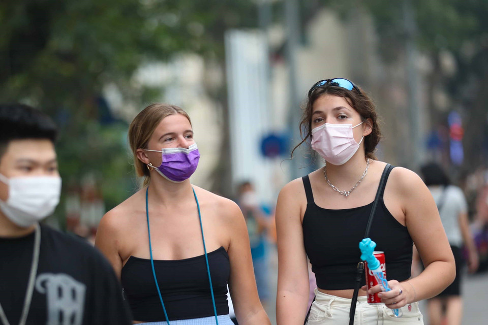 Du khách quốc tế hòa mình cùng người dân trên phố đi bộ Hồ Gươm. (Ảnh: Thanh Tùng/TTXVN)