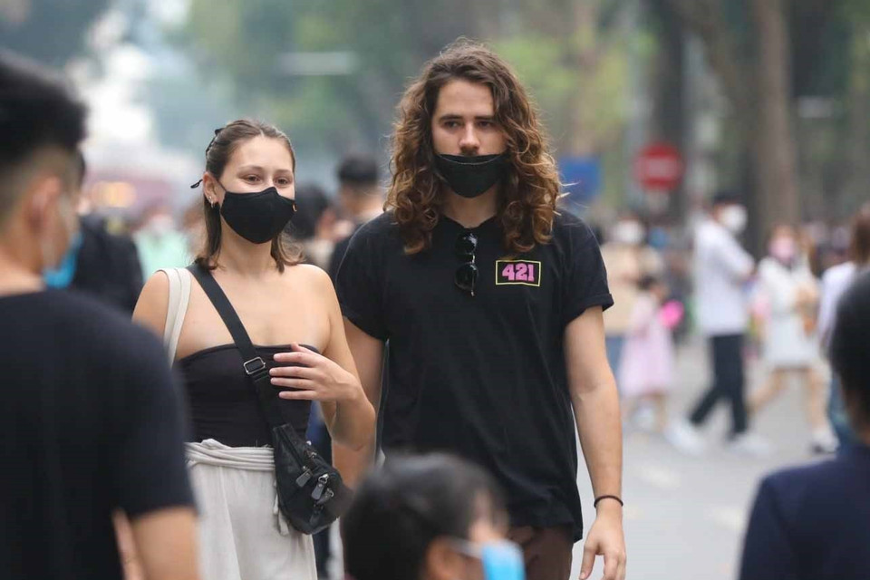 Du khách quốc tế trải nghiệm phố đi bộ Hồ Gươm. (Ảnh: Minh Quyết/TTXVN)