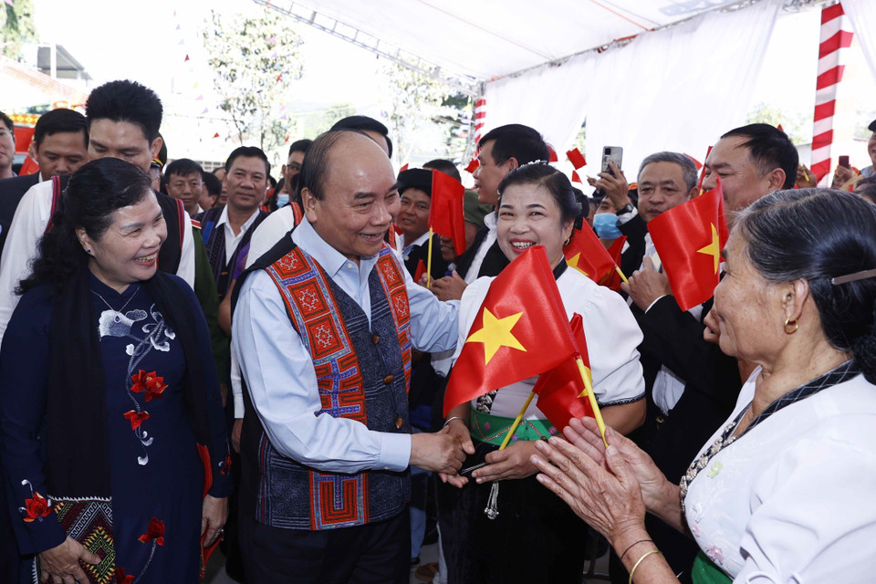 Hình ảnh Chủ tịch nước Nguyễn Xuân Phúc với đồng bào các dân tộc dự Ngày hội Đại đoàn kết toàn dân tộc tại liên khu dân cư ở Lai Châu. (Ảnh: Thống Nhất/TTXVN)