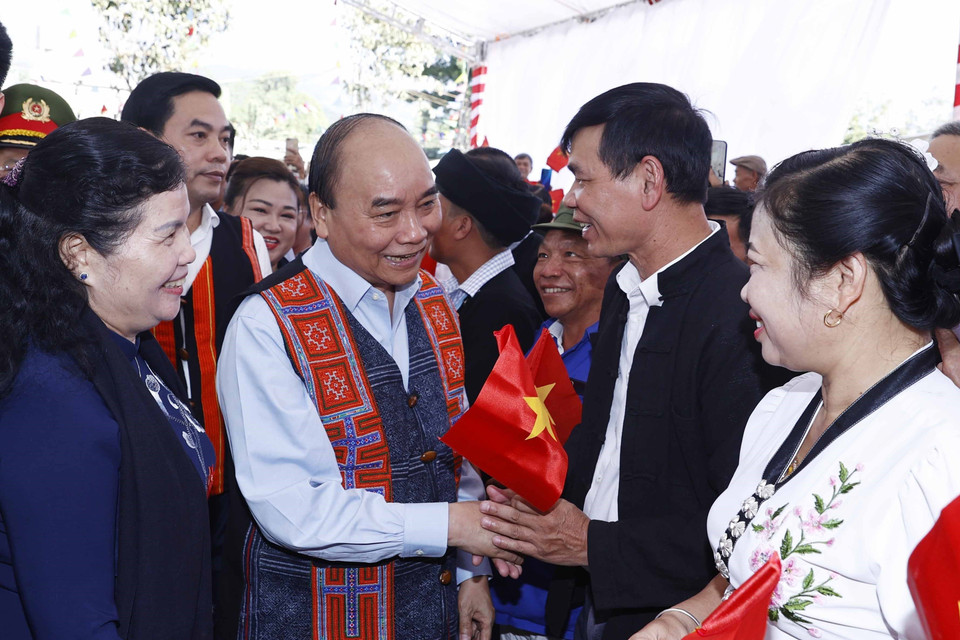 Chủ tịch nước Nguyễn Xuân Phúc với đồng bào các dân tộc dự Ngày hội Đại đoàn kết toàn dân tộc tại liên khu dân cư. (Ảnh: Thống Nhất/TTXVN)