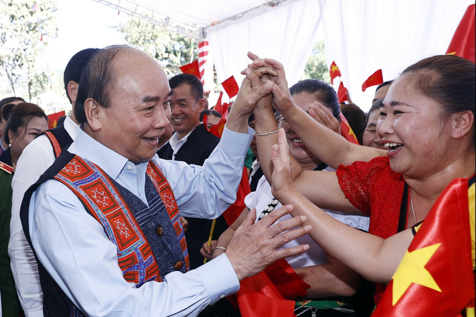 Chủ tịch nước Nguyễn Xuân Phúc với đồng bào các dân tộc dự Ngày hội Đại đoàn kết toàn dân tộc tại liên khu dân cư. (Ảnh: Thống Nhất/TTXVN)