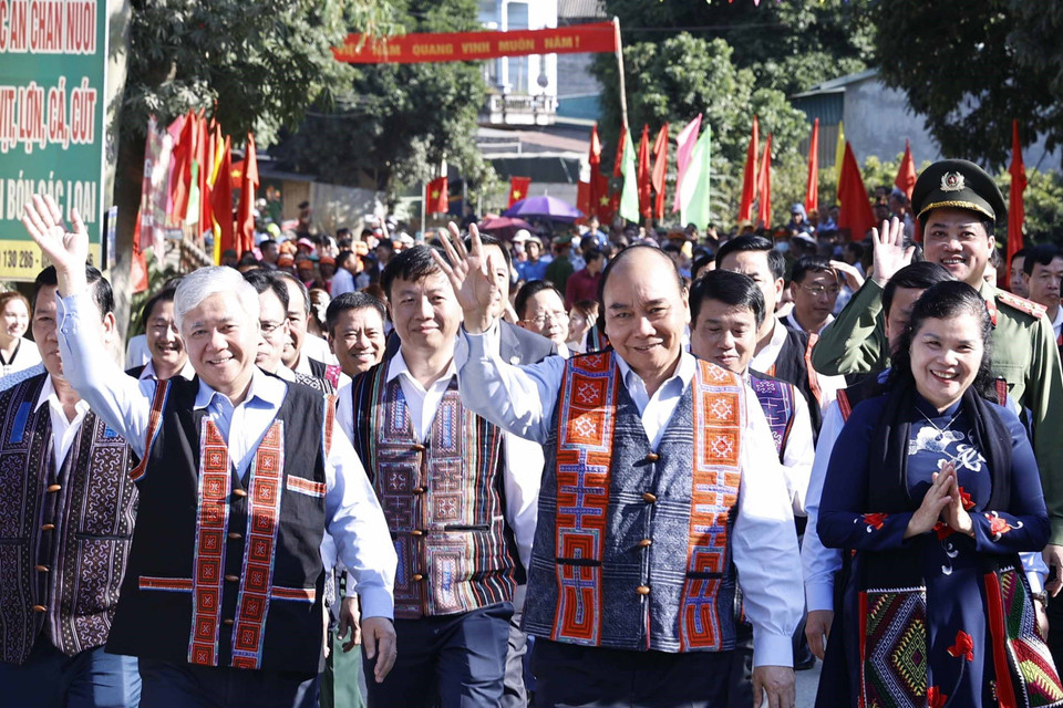 Chủ tịch nước Nguyễn Xuân Phúc dự Ngày hội Đại đoàn kết toàn dân tộc tại liên khu dân cư 03 xã Khổng Lào, Mường So và Hoang Thèn, huyện Phong Thổ. (Ảnh: Thống Nhất/TTXVN)