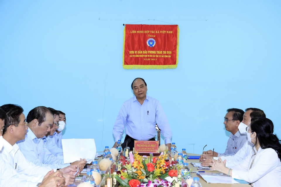 Chủ tịch nước Nguyễn Xuân Phúc nói chuyện tại buổi đến thăm Hợp tác xã Mỹ Tịnh An, huyện Chợ Gạo. (Ảnh: Thống Nhất/TTXVN)