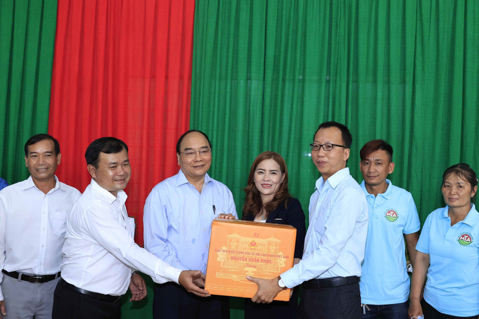 Chủ tịch nước Nguyễn Xuân Phúc tặng quà cho Hợp tác xã Mỹ Tịnh An, huyện Chợ Gạo. (Ảnh: Thống Nhất/TTXVN)