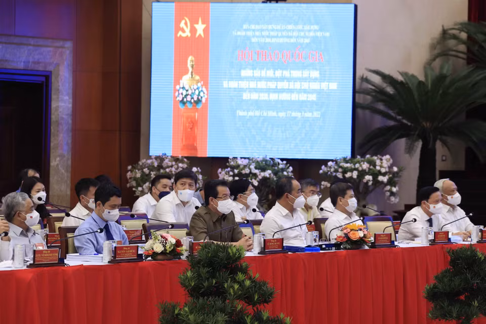 Các thành viên Ban Chỉ đạo xây dựng Đề án Chiến lược xây dựng và hoàn thiện Nhà nước pháp quyền xã hội chủ nghĩa Việt Nam đến năm 2030, định hướng đến năm 2045 và các nhà khoa học tham dự hội thảo. (Ảnh: Thống Nhất/TTXVN)