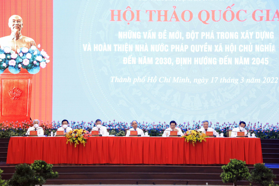 Chủ tịch nước Nguyễn Xuân Phúc cùng các lãnh đạo chủ trì hội thảo. (Ảnh: Thống Nhất/TTXVN)