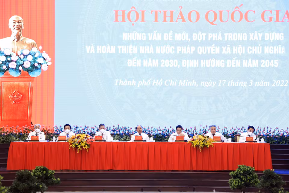 Chủ tịch nước Nguyễn Xuân Phúc cùng các lãnh đạo chủ trì hội thảo. (Ảnh: Thống Nhất/TTXVN)