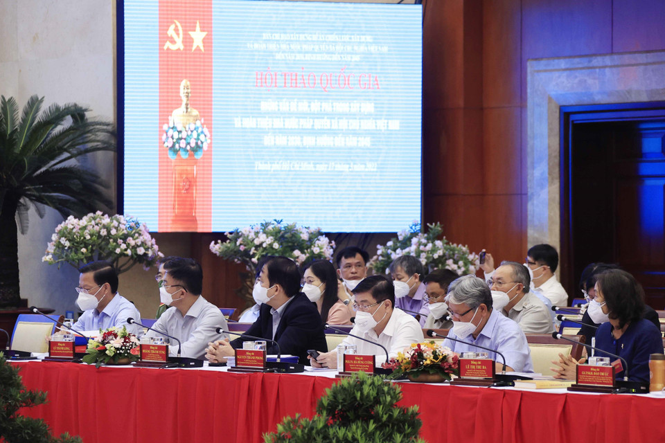 Các thành viên Ban Chỉ đạo xây dựng Đề án Chiến lược xây dựng và hoàn thiện Nhà nước pháp quyền xã hội chủ nghĩa Việt Nam đến năm 2030, định hướng đến năm 2045 và các nhà khoa học tham dự hội thảo. (Ảnh: Thống Nhất/TTXVN)