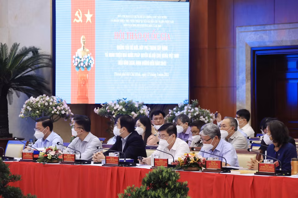 Các thành viên Ban Chỉ đạo xây dựng Đề án Chiến lược xây dựng và hoàn thiện Nhà nước pháp quyền xã hội chủ nghĩa Việt Nam đến năm 2030, định hướng đến năm 2045 và các nhà khoa học tham dự hội thảo. (Ảnh: Thống Nhất/TTXVN)