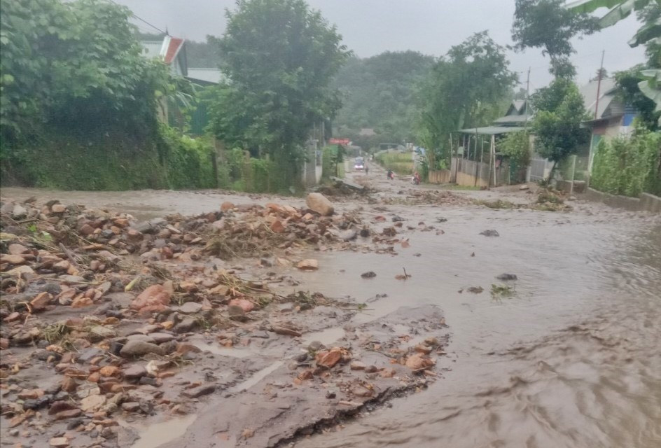 Điểm sạt lở tại KM137+400 Quốc lộ 12. (Ảnh: TTXVN phát) 