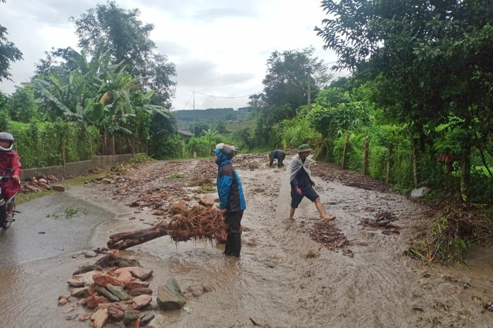 Mưa lớn xảy ra vào rạng sáng 3/7 trên địa bàn tỉnh Điện Biên đã gây ra sạt lở, ách tắc giao thông trên nhiều đoạn tuyến Quốc lộ 12 nối Điện Biên-Lai Châu và 4H từ huyện Mường Chà đi Mường Nhé. (Ảnh: TTXVN phát) 
