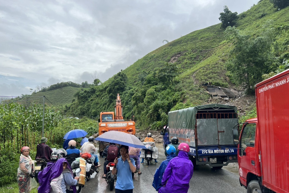 Điểm sạt lở gây ách tắc giao thông cục bộ tại Km160 Quốc lộ 12. (Ảnh: TTXVN phát) 