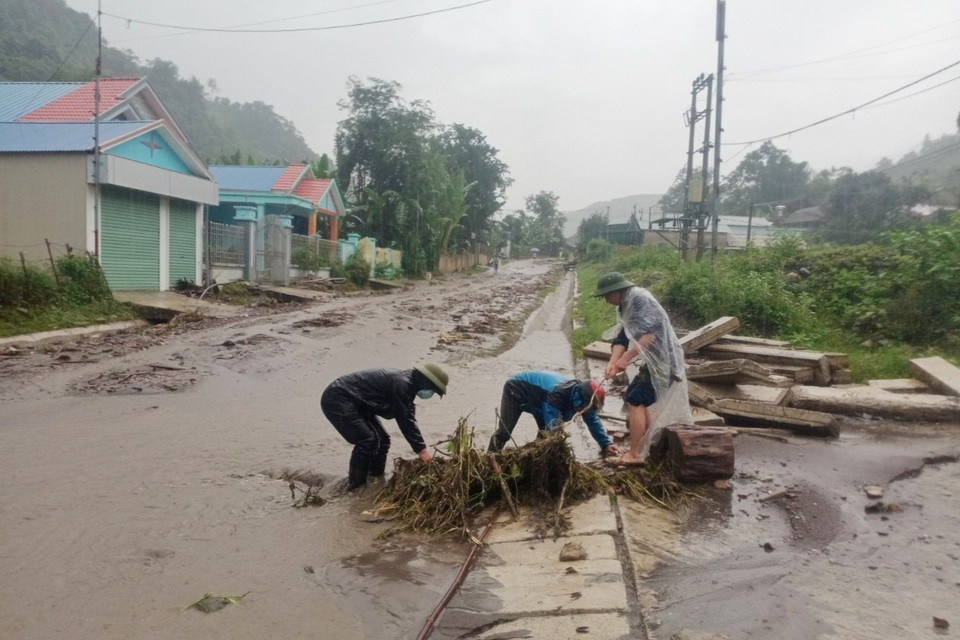 Người dân dọn dẹp điểm sạt lở tại Quốc lộ 12. (Ảnh: TTXVN phát) 