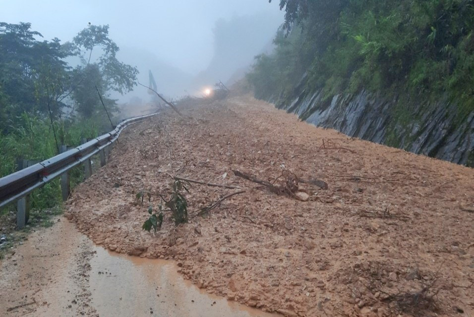 Điểm sạt lở tại Km7+320 Quốc lộ 4H. (Ảnh: TTXVN phát) 