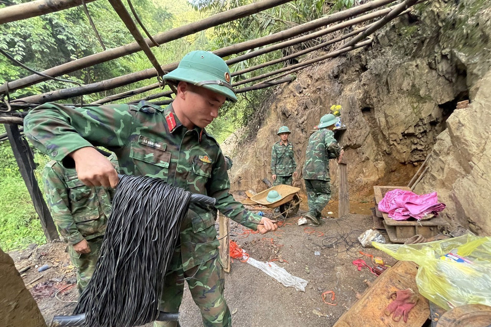Hầm vàng ở xã Nậm Suổng sâu gần 200m nên dây điện kích nổ phải đấu dài ra bên ngoài nhằm bảo đảm an toàn. (Ảnh: Việt Hoàng/TTXVN)