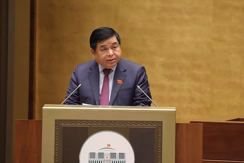 Bộ trưởng Bộ Kế hoạch và Đầu tư Nguyễn Chí Dũng trình bày Tờ trình về Quy hoạch tổng thể quốc gia thời kỳ 2021-2030, tầm nhìn đến năm 2050. (Ảnh: Dương Giang/TTXVN)