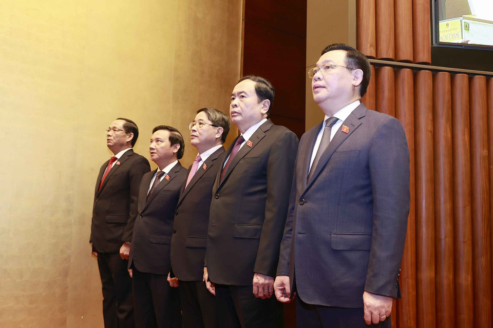 Lãnh đạo Quốc hội thực hiện nghi lễ chào cờ. (Ảnh: Doãn Tấn/TTXVN)