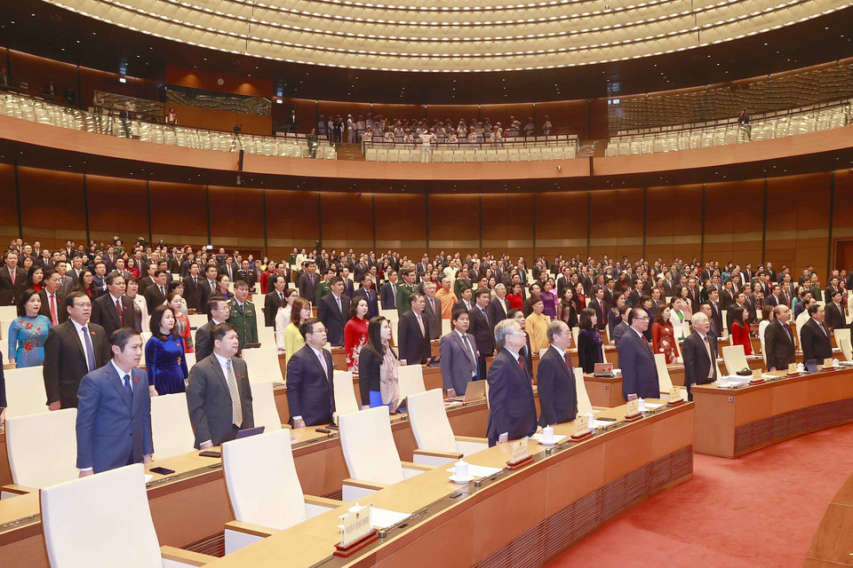 Tổng Bí thư Nguyễn Phú Trọng cùng các lãnh đạo, nguyên lãnh đạo Đảng và Nhà nước và đại biểu thực hiện nghi lễ chào cờ. (Ảnh: Doãn Tấn/TTXVN)