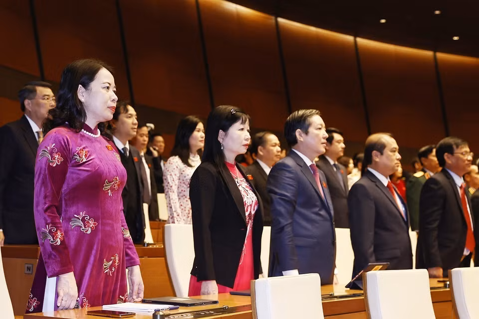 Các đại biểu dự Kỳ họp bất thường thứ hai thực hiện nghi lễ chào cờ. (Ảnh: Thống Nhất/TTXVN)