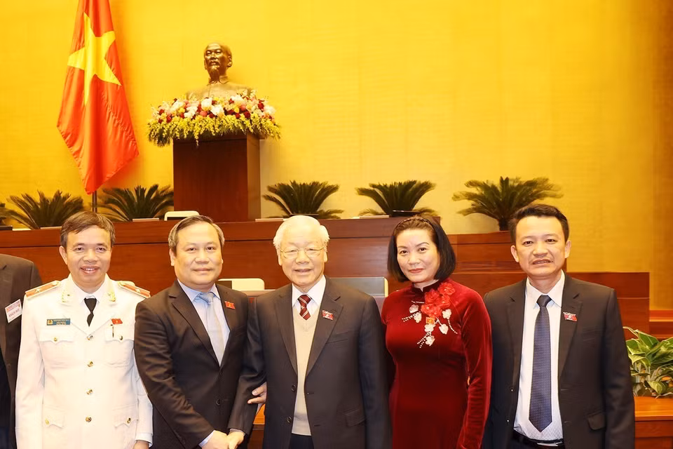 Hình ảnh Tổng Bí thư Nguyễn Phú Trọng với các đại biểu dự kỳ họp bất thường lần thứ hai, Quốc hội khóa XV. (Ảnh: Trí Dũng/TTXVN)
