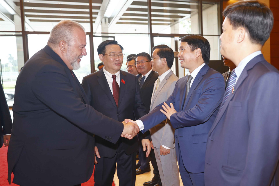 Chủ tịch Quốc hội Vương Đình Huệ và Thủ tướng nước Cộng hòa Cuba Manuel Marrero Cruz với đại biểu. (Nguồn: TTXVN)