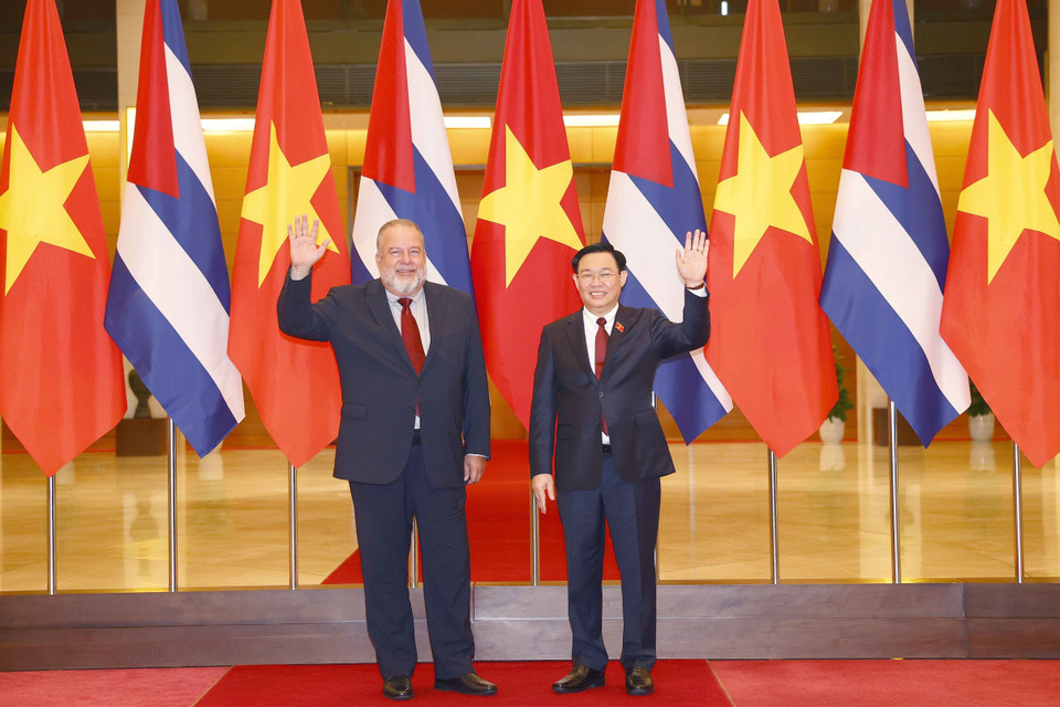 Chủ tịch Quốc hội Vương Đình Huệ và Thủ tướng nước Cộng hòa Cuba Manuel Marrero Cruz chụp ảnh chung. (Nguồn: TTXVN)