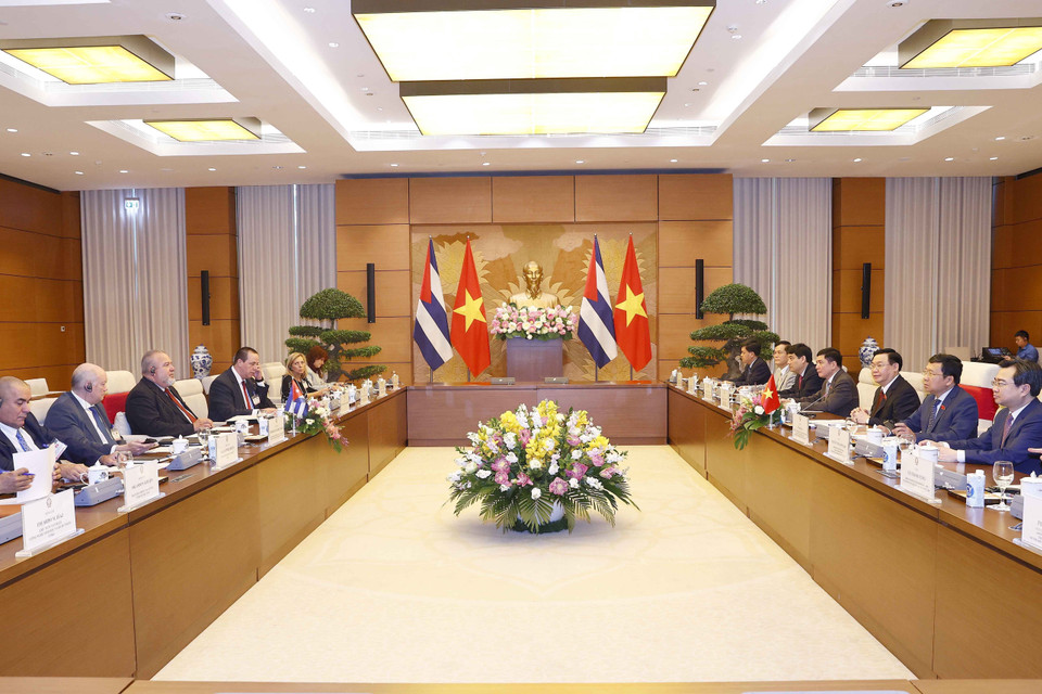 Chủ tịch Quốc hội Vương Đình Huệ tiếp Thủ tướng nước Cộng hòa Cuba Manuel Marrero Cruz. (Nguồn: TTXVN)