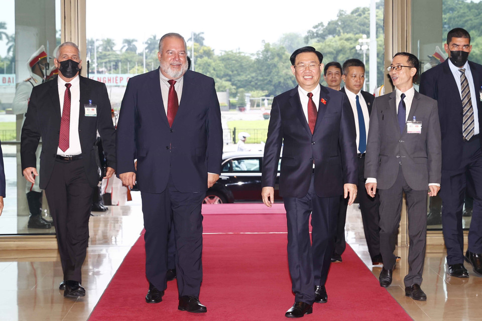 Chủ tịch Quốc hội Vương Đình Huệ đón Thủ tướng Cuba Manuel Marrero Cruz thăm hữu nghị chính thức Việt Nam. (Nguồn: TTXVN)