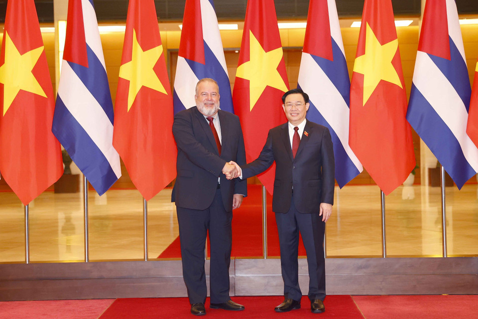 Hình ảnh Chủ tịch Quốc hội Vương Đình Huệ và Thủ tướng nước Cộng hòa Cuba Manuel Marrero Cruz chụp ảnh chung. (Nguồn: TTXVN)