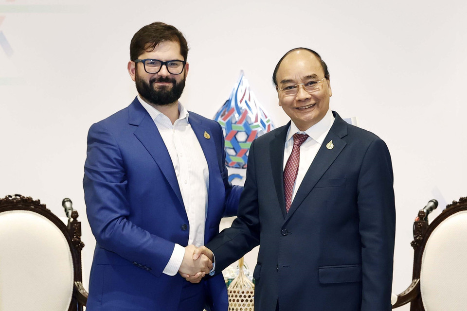 Trong khuôn khổ Hội nghị cấp cao APEC lần thứ 29, sáng 18/11, tại Thủ đô Bangkok, Chủ tịch nước Nguyễn Xuân Phúc gặp Tổng thống Chile Gabriel Boric. (Ảnh: Thống Nhất/TTXVN)