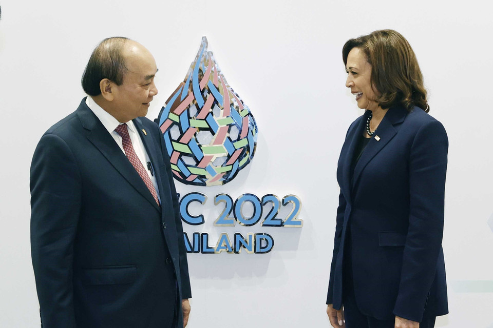 Sáng 18/11, tại Thủ đô Bangkok, Chủ tịch nước Nguyễn Xuân Phúc gặp Phó Tổng thống Hoa Kỳ Kamala Harris nhân dịp tham dự Tuần lễ Cấp cao APEC lần thứ 29. (Ảnh: Thống Nhất/TTXVN) 