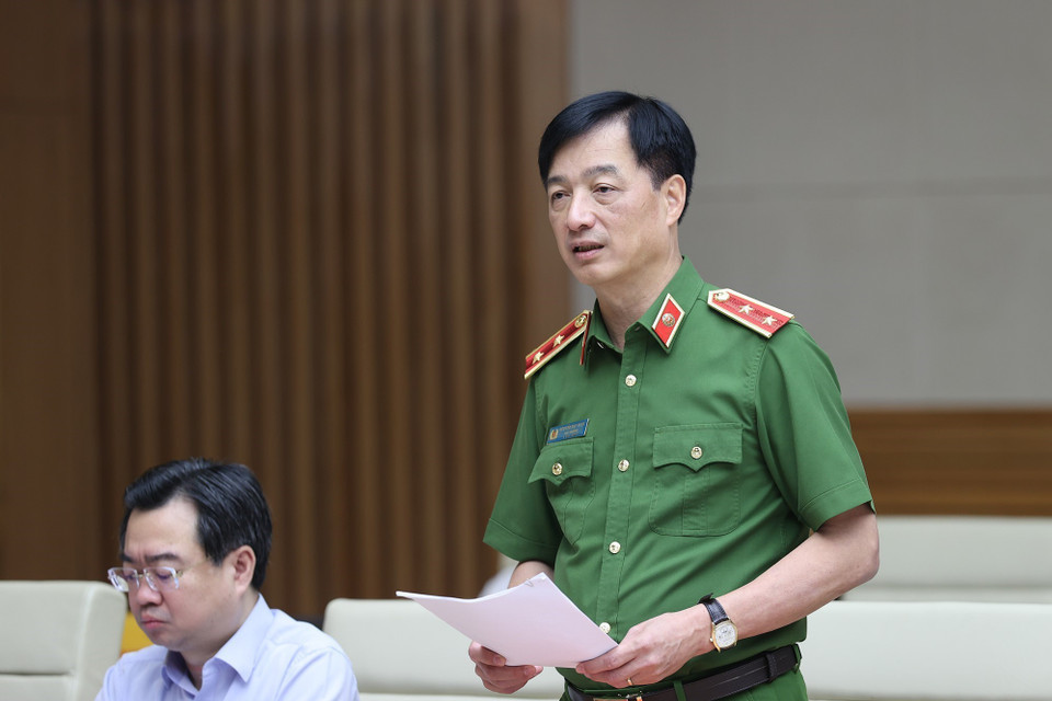 Trung tướng Nguyễn Duy Ngọc, Thứ trưởng Bộ Công an báo cáo tình hình cải cách thủ tục hành chính. (Ảnh: Dương Giang/TTXVN)