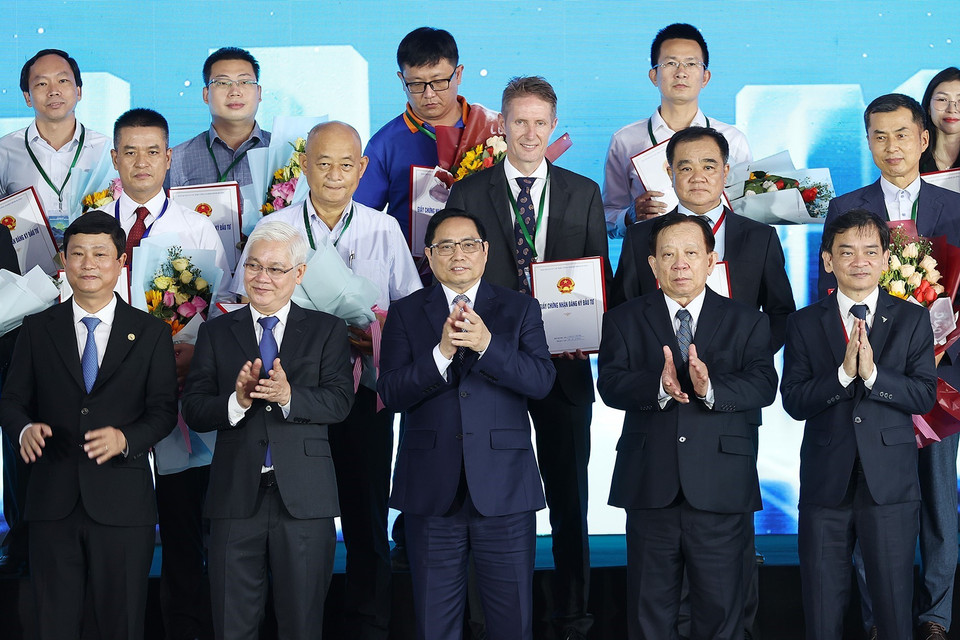 Thủ tướng Phạm Minh Chính chứng kiến trao chứng nhận đầu tư cho các doanh nghiệp. (Ảnh: Dương Giang/TTXVN)