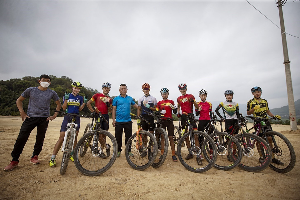 Đội đua xe đạp địa hình Việt Nam tại đường đua địa hình tại tỉnh Hoà Bình. (Ảnh: Trọng Đạt/TTXVN)