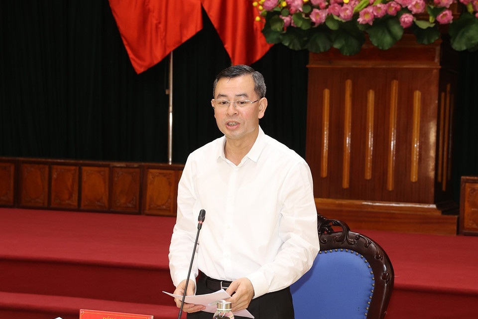 Ông Ngô Văn Tuấn, Ủy viên Trung ương Đảng, Bí thư Tỉnh ủy, Trưởng đoàn đại biểu Quốc hội tỉnh Hòa Bình, trình bày Báo cáo kết quả thực hiện nhiệm vụ công tác chính trị từ đầu nhiệm kỳ 2020-2025 đến nay và mục tiêu, nhiệm vụ năm 2022. (Ảnh: Trí Dũng/TTXVN)