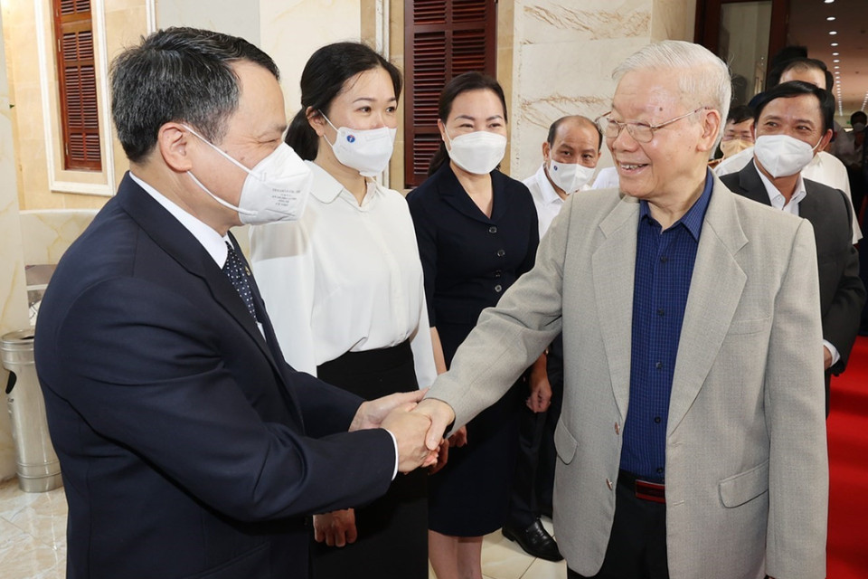 Tổng Bí thư Nguyễn Phú Trọng với Ban Thường vụ và lãnh đạo chủ chốt tỉnh Hòa Bình. (Ảnh: Trí Dũng/TTXVN)