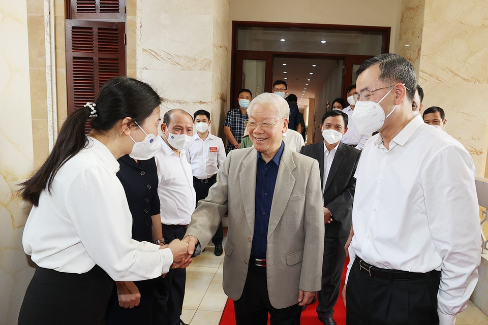 Tổng Bí thư Nguyễn Phú Trọng với Ban Thường vụ và lãnh đạo chủ chốt tỉnh Hòa Bình. (Ảnh: Trí Dũng/TTXVN)