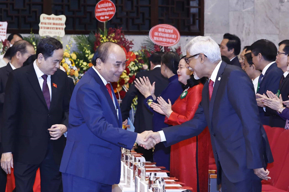 Chủ tịch nước Nguyễn Xuân Phúc với các đại biểu. (Ảnh: Thống Nhất/TTXVN)