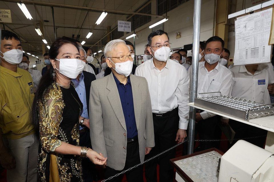 Trong chuyến thăm và làm việc tại tỉnh Hòa Bình, sáng 22/3, Tổng Bí thư Nguyễn Phú Trọng đến thăm Công ty TNHH nghiên cứu kỹ thuật R Việt Nam (Doanh nghiệp FDI Nhật Bản). (Ảnh: Trí Dũng/TTXVN) 