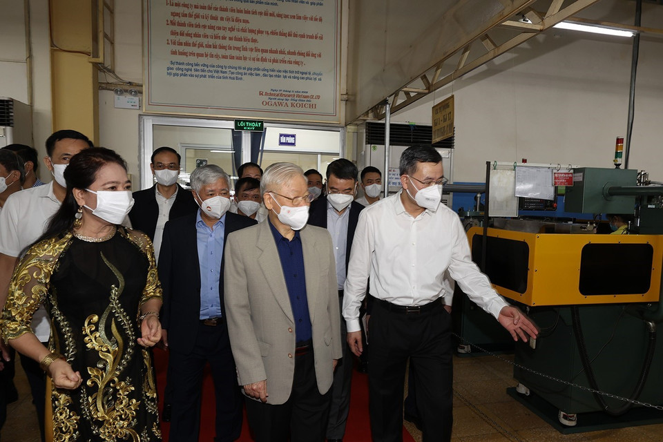 Tổng Bí thư Nguyễn Phú Trọng thăm Công ty TNHH nghiên cứu kỹ thuật R Việt Nam tại thành phố Hòa Bình. (Ảnh: Trí Dũng/TTXVN)