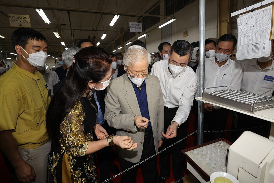 Tổng Bí thư Nguyễn Phú Trọng xem sản phẩm thấu kính quang học cao cấp của Công ty TNHH nghiên cứu kỹ thuật R Việt Nam xuất khẩu sang Nhật Bản, Malaysia, Đức... (Ảnh: Trí Dũng/TTXVN)