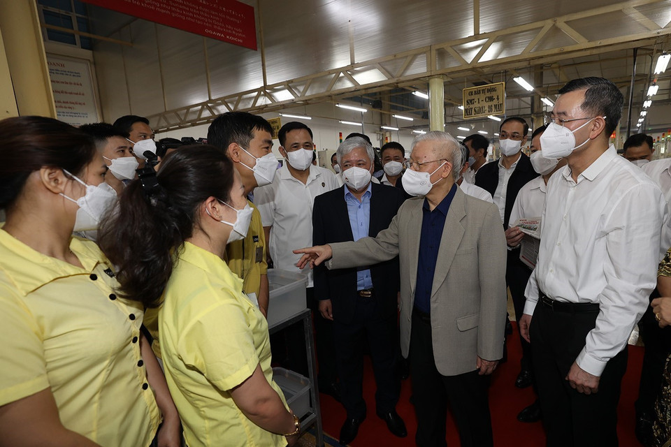 Tổng Bí thư Nguyễn Phú Trọng thăm hỏi công nhân Công ty TNHH nghiên cứu kỹ thuật R Việt Nam tại thành phố Hòa Bình. (Ảnh: Trí Dũng/TTXVN)