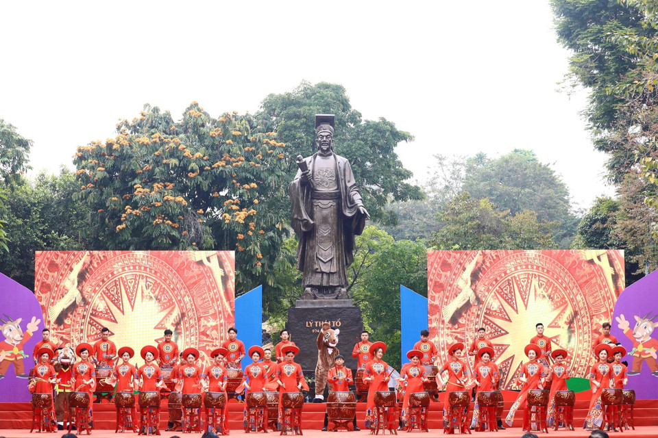 Màn trống hội Thăng Long biểu diễn tại buổi lễ phát động đếm ngược hướng tới SEA Games 31. (Ảnh: Hoàng Hiếu/TTXVN)