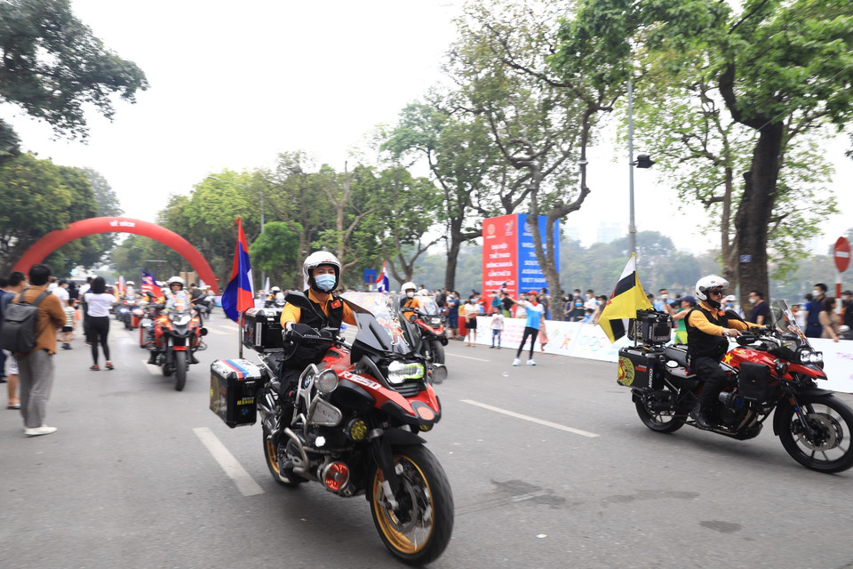  Đoàn Câu lạc bộ môtô Hà Nội treo cờ các nước tham dự SEA Games 31 tham gia diễu hành hưởng ứng buổi lễ. (Ảnh: Hoàng Hiếu/TTXVN)