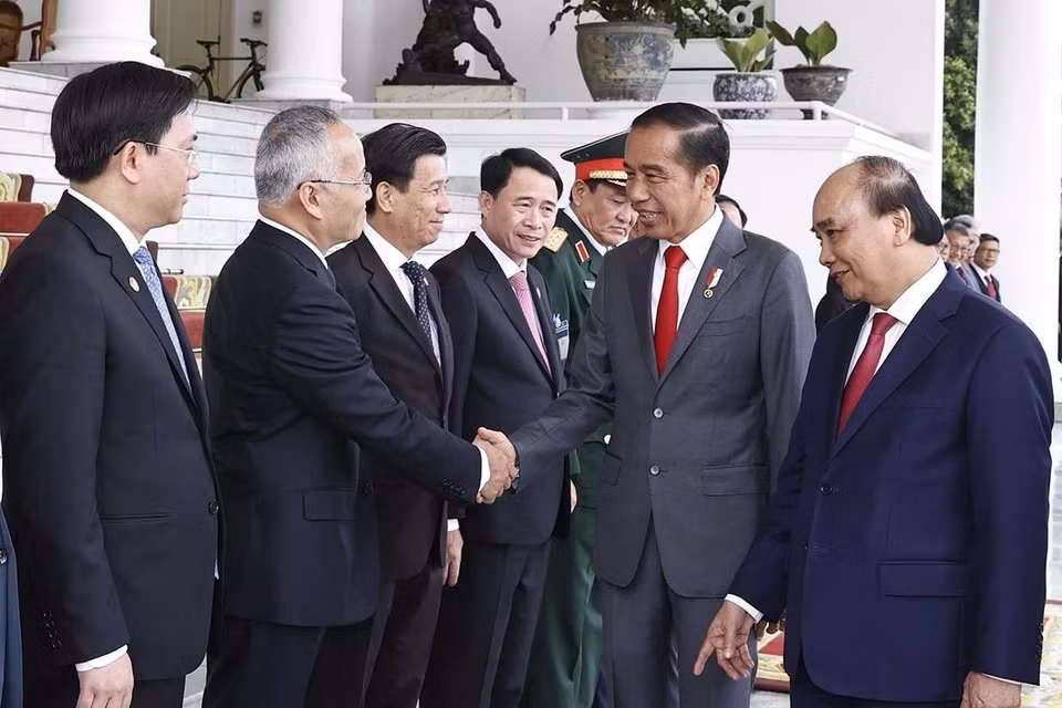 Chủ tịch nước Nguyễn Xuân Phúc giới thiệu các thành viên Đoàn đại biểu Việt Nam với Tổng thống Joko Widodo. (Ảnh: Thống Nhất/TTXVN)