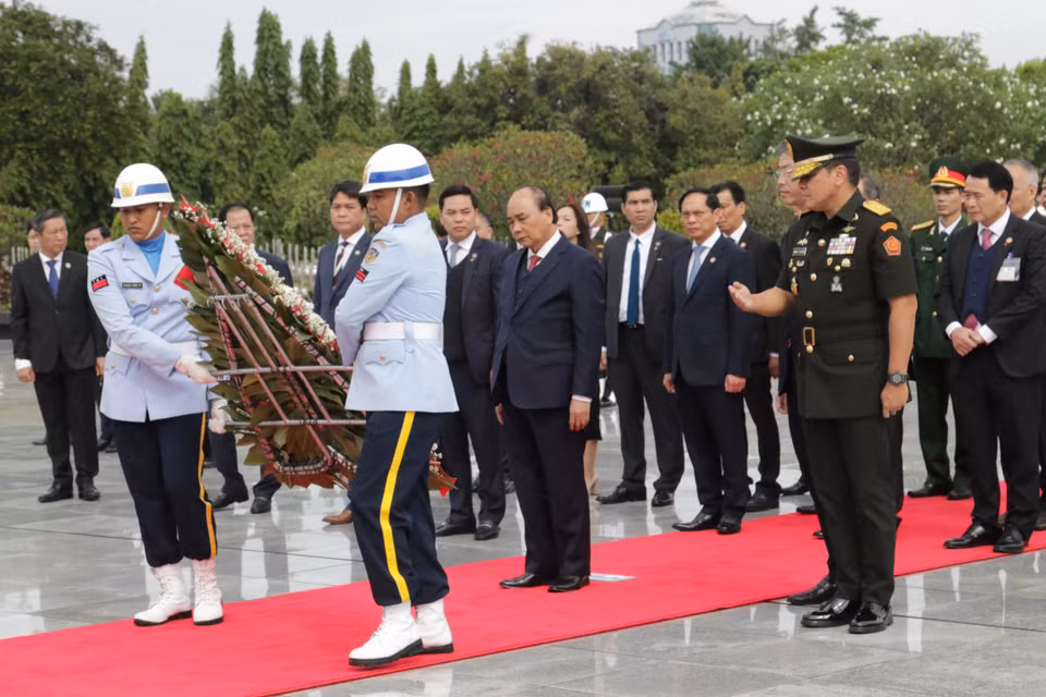 Chủ tịch nước Nguyễn Xuân Phúc đặt vòng hoa tại Đài tưởng niệm các Anh hùng dân tộc Indonesia. (Nguồn: TTXVN)