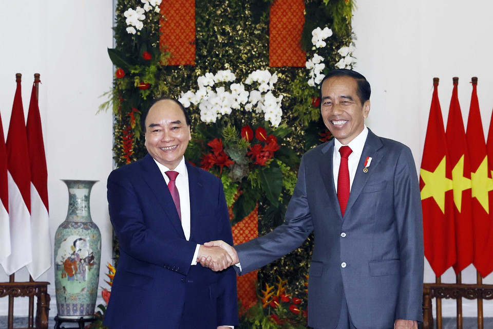 Chủ tịch nước Nguyễn Xuân Phúc chụp ảnh chung với Tổng thống Indonesia Joko Widodo trước khi tiến hành hội đàm hội đàm. (Ảnh: Thống Nhất/TTXVN)